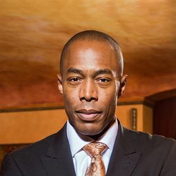 Michael McElroy 飾演 Tom Collins