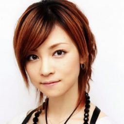 Hitomi Yoshizawa 飾演 Yossie