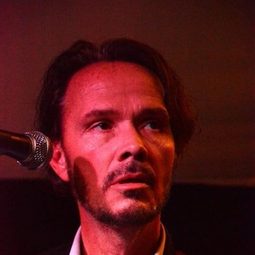 Hugo Race 飾演 Vampire Bass