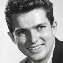 Geoffrey Horne 飾演 Philippe