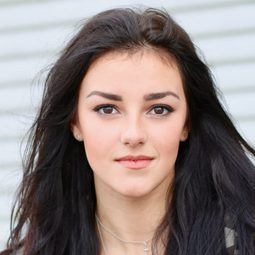 Alexis Wilkins - 扭曲人演員 飾演Alice