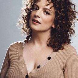 Sara Benincasa 飾演 Self