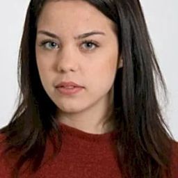 Fiona Hernout 飾演 Lorianne