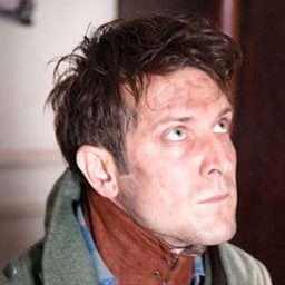 Laurent Couson 飾演 Simon