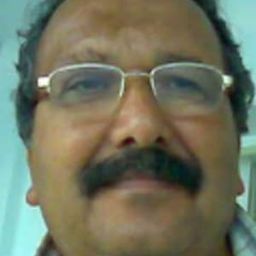 Erdal Gülver 飾演 Suphi