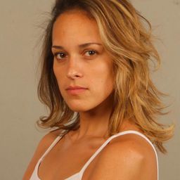 Natalia Brandes - 伊維薩我的瘋狂迪斯科演員 飾演Maestra de ceremonias