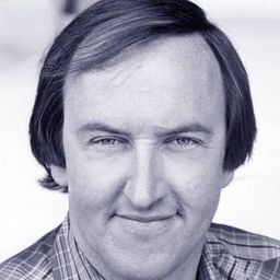 布里特·李奇 飾演 Richard Costa