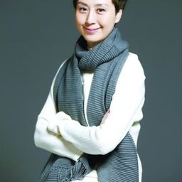 Shi Yihong 飾演 Shen Yuemei