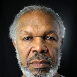 Elester Latham 飾演 Bar Customer