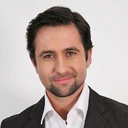 Andrey Korzhenevskiy - 自由之境演員 飾演Barkeeper Sigi