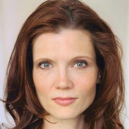 凱麗·斐諾夫 飾演 Andrea