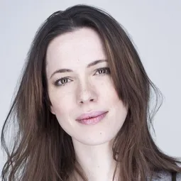 莉碧嘉·荷爾 飾演 Maya Hansen