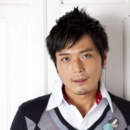 高橋 広樹 飾演 Katsuya Jounouchi (voice)