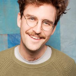 John Reynolds 飾演 Marvin