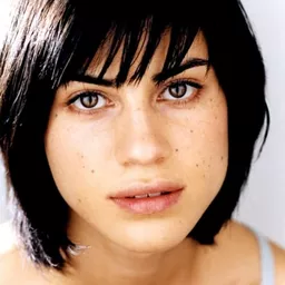 Ana Kayne 飾演 Elodie