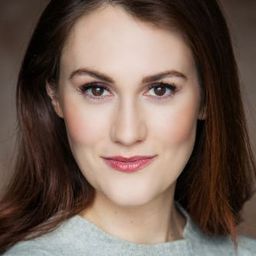 Victoria Abbott 飾演 Kate