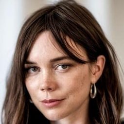 海達·史蒂恩史泰特 飾演 Hanna