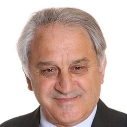 Gino Picciano 飾演 Banker