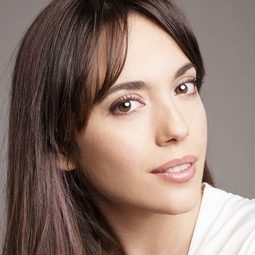 Rebecca Cobos - 騎士蒂朗演員 飾演Eliseo