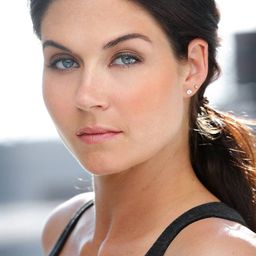 Stephanie Beran 飾演 Rachel McKee