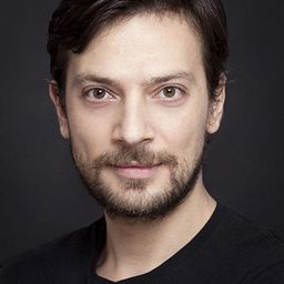 查達斯·歐努·歐茲特克 飾演 Emrah