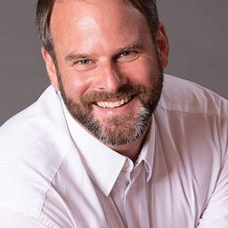 Stephan Buschmann 飾演 Party guest