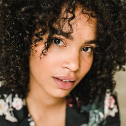 內斯塔·瑪麗·庫珀 飾演 Kim