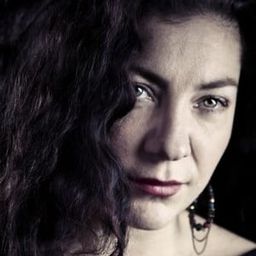 Gloria Tapia 飾演 Nora