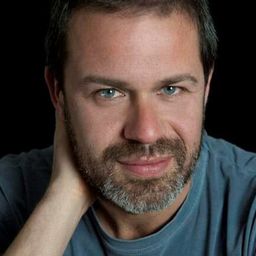 胡利·法布雷拉斯 飾演 Fireman