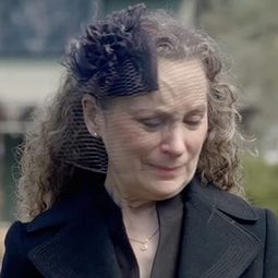 Lizbeth MacKay - 世界末日演員 飾演Miss Hellman