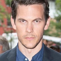 湯姆·利平斯基 飾演 Travis