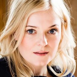 Mariann Hole 飾演 Sailor Girl