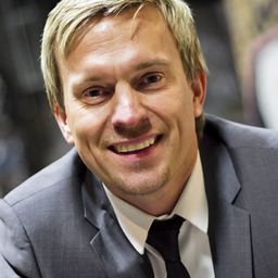 Liam Norberg 飾演 Johansson, drug enforcement policeman