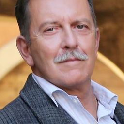 Pietro Genuardi 飾演 Mark Singer