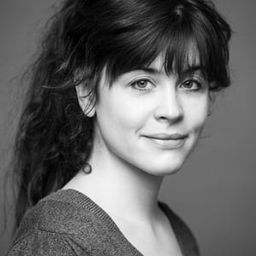 Emma Mehonic 飾演 Evelyn