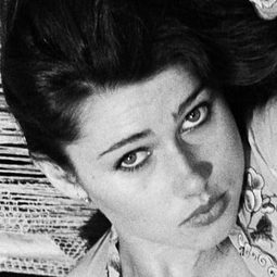 Isabelle Illiers 飾演 O