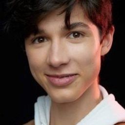 Julian Robinson 飾演 Devan