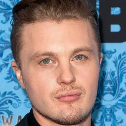 Michael Pitt 飾演 Kuze