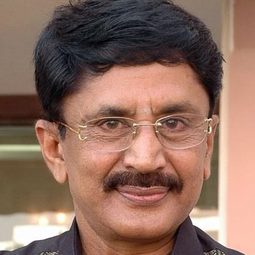 Murali Mohan 飾演 Dharmakarta