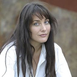 Manuela Uhl 飾演 Isabella