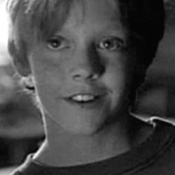 Myles Ferguson - 歐內斯特之大灌籃演員 飾演Johnny