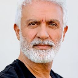 塔拉特·布魯特 飾演 Öğretmen Mahir