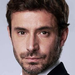 Oliver Farnworth 飾演 Tony