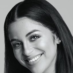 Ariel Martin 飾演 Self - Contestant