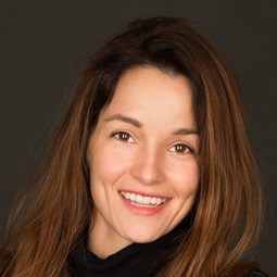 Esther Nubiola - 騎士蒂朗演員 飾演Carmesina