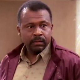 Eric Fleeks 飾演 Officer