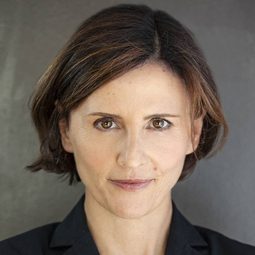 Anne Day-Jones - 啟動原始碼演員 飾演Office Manager