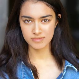 Sara Wolfkind 飾演 Asha Chaudhry