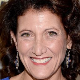 埃米·阿奎諾 - Alan & Naomi演員 飾演Ruth Silverman