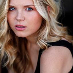 Grace Patterson 飾演 Shauna